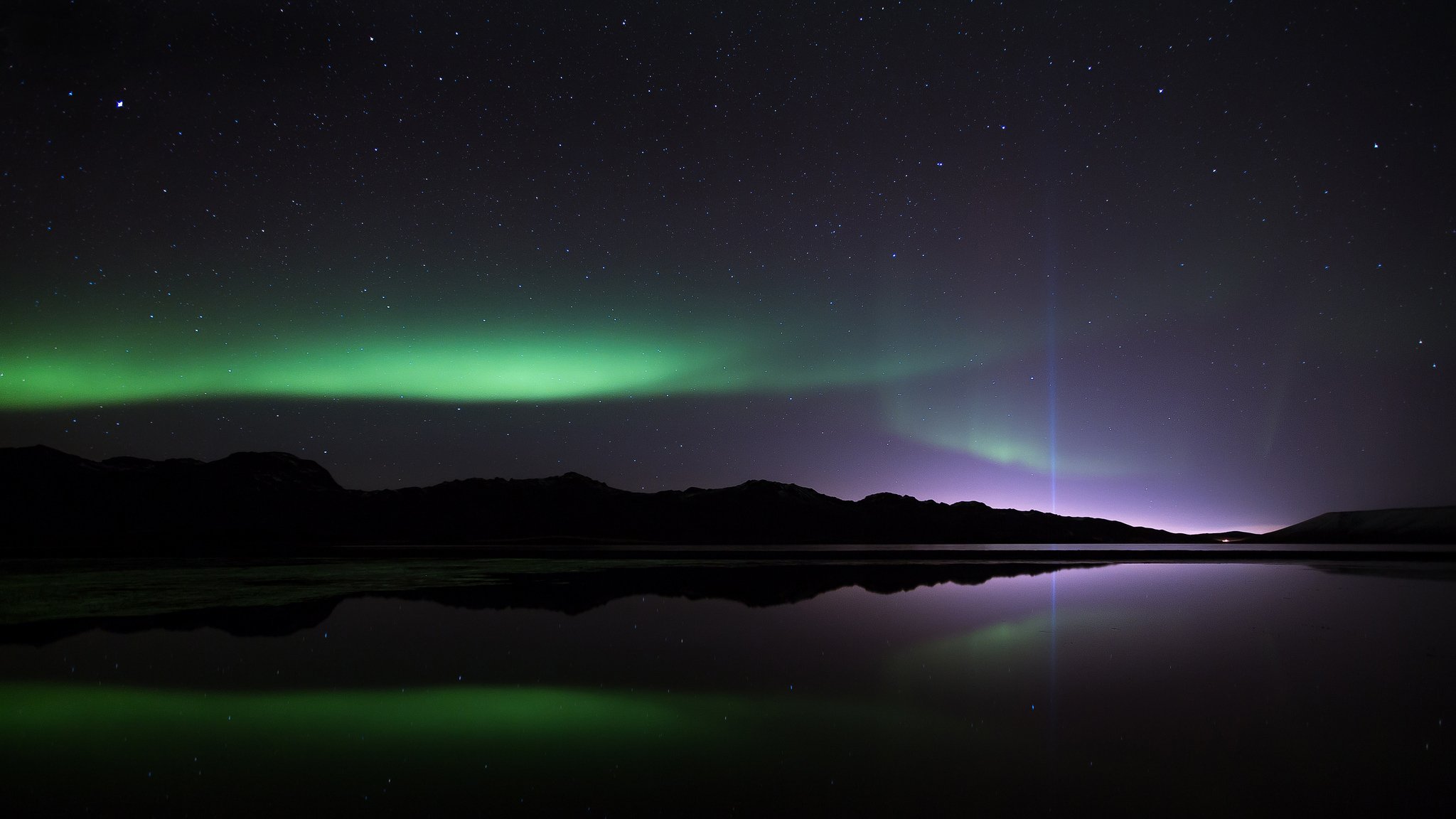 aurora boreale notte stelle luce montagne riflessioni