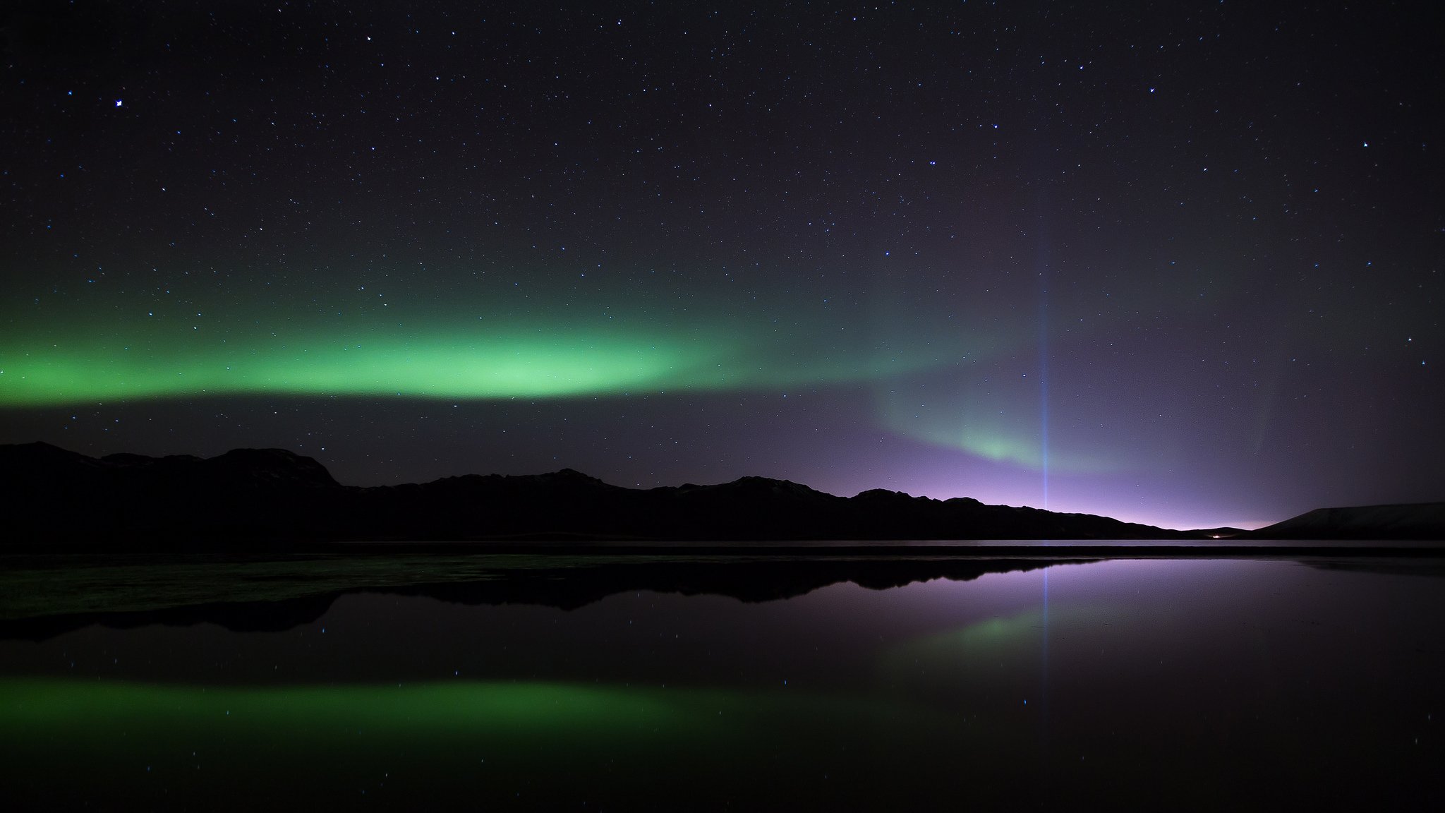 aurora boreal noche estrellas luz montañas reflexiones