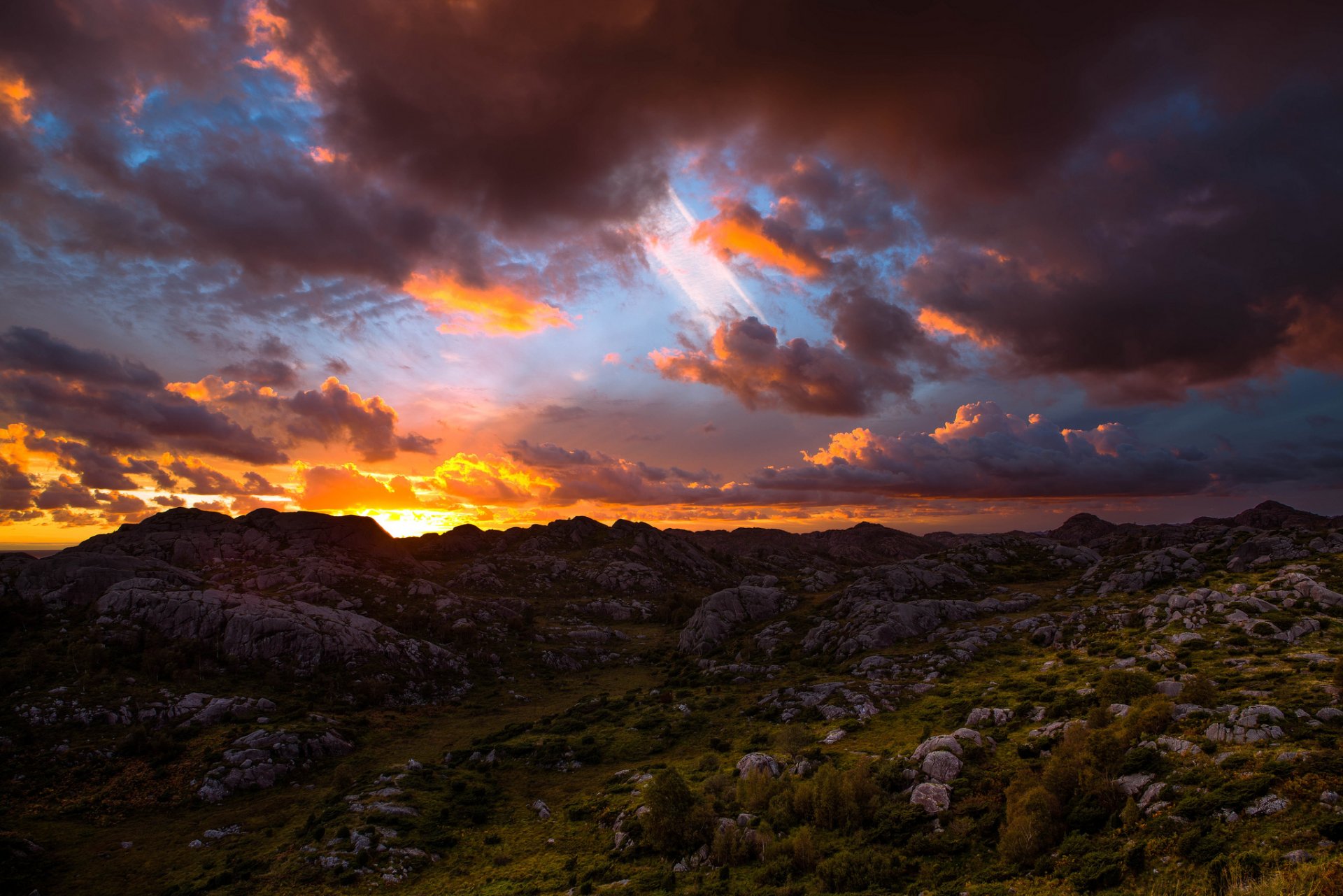 montagnes volunteers pierres aube ciel nuages