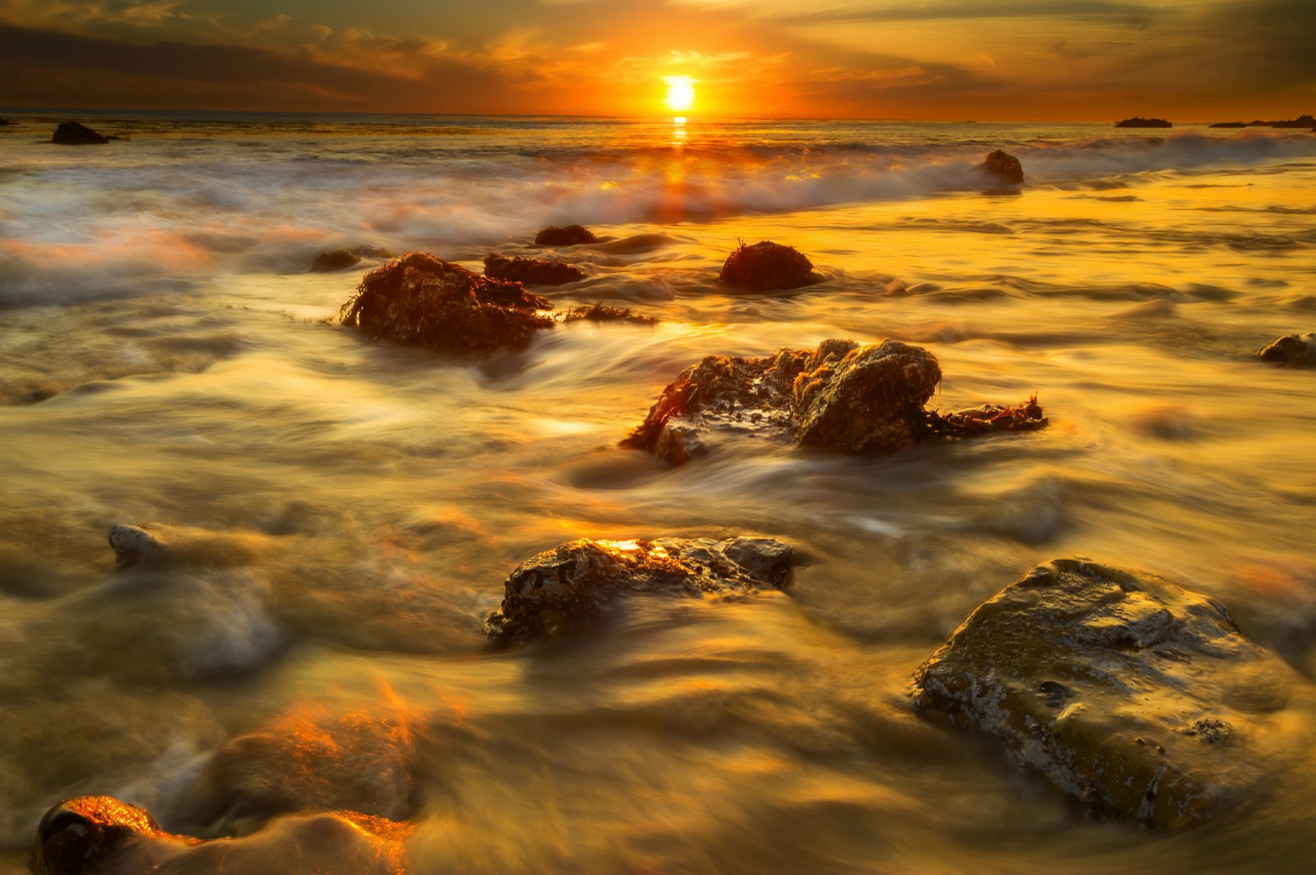 california malibú playa rocas algas sol puesta de sol