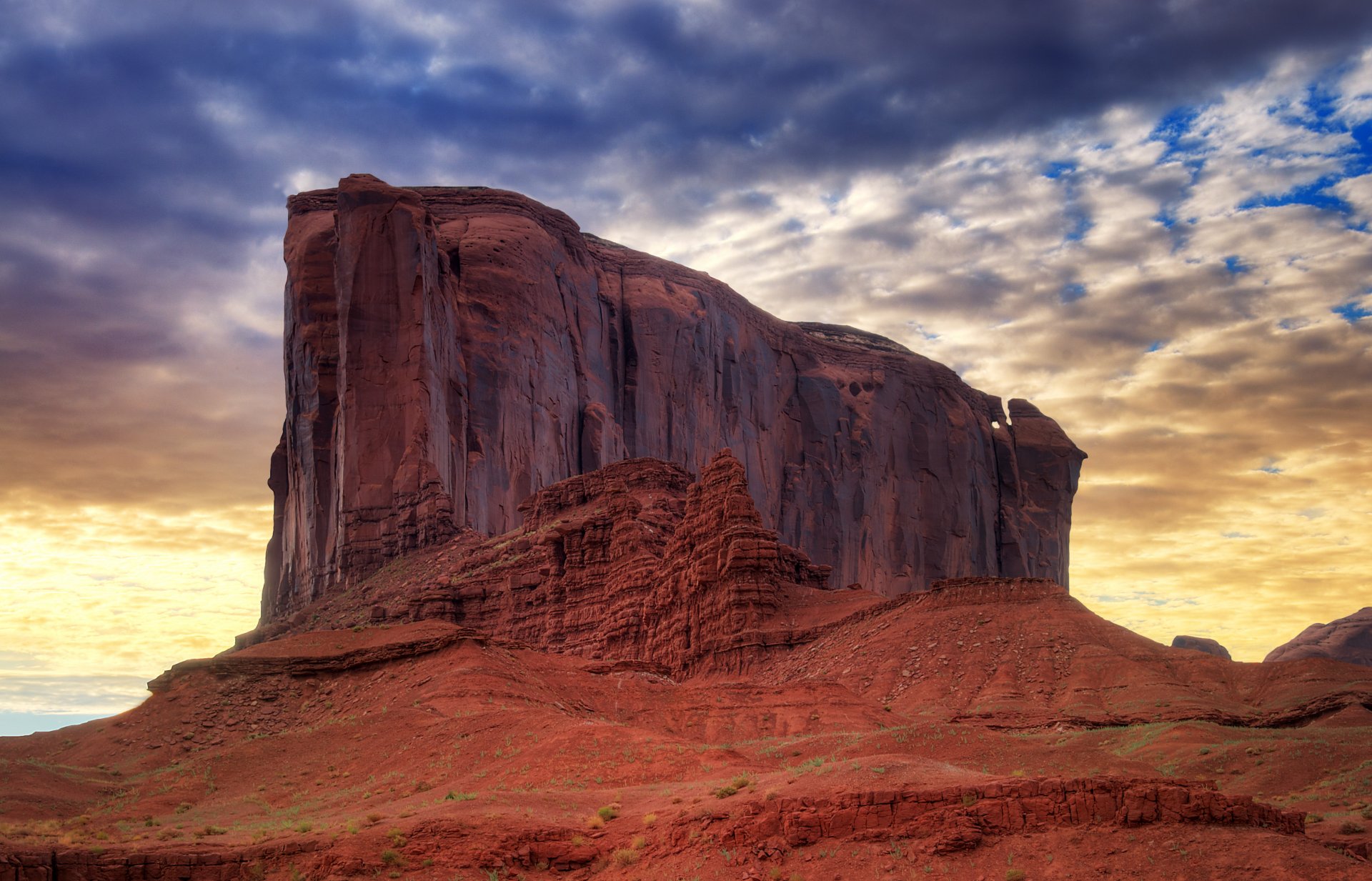 monumento valle piedra arenisca rocas desierto nubes