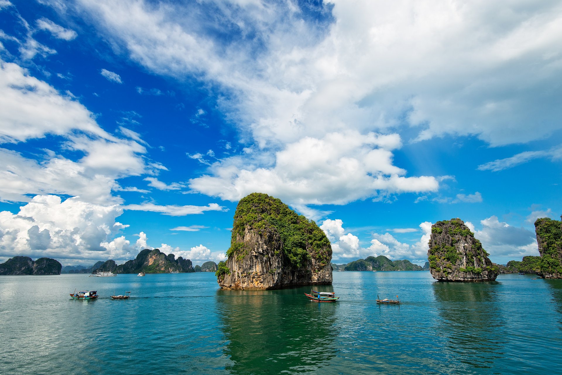 vietnam cielo nuvole mare rocce isola barca