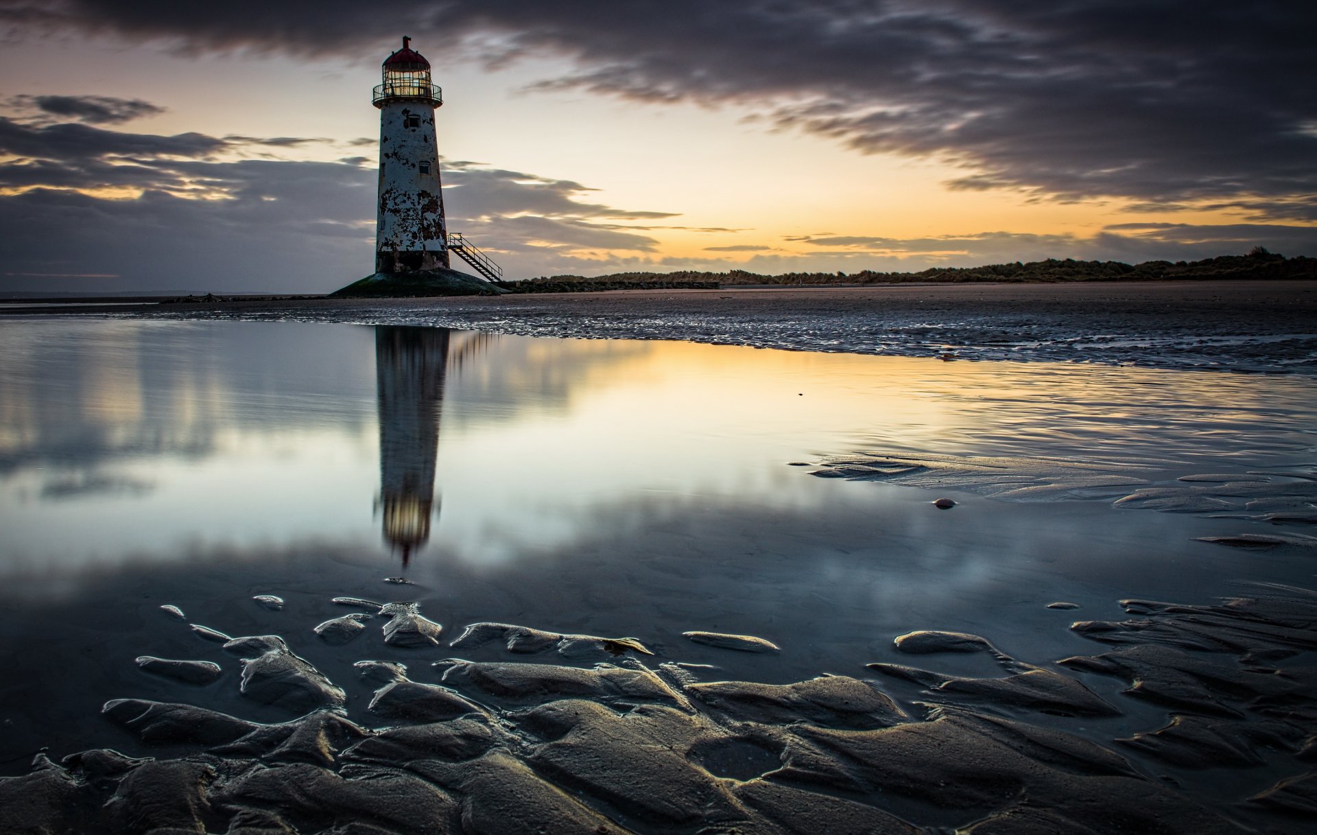 england nordwales meer strand leuchtturm wolken morgen morgendämmerung