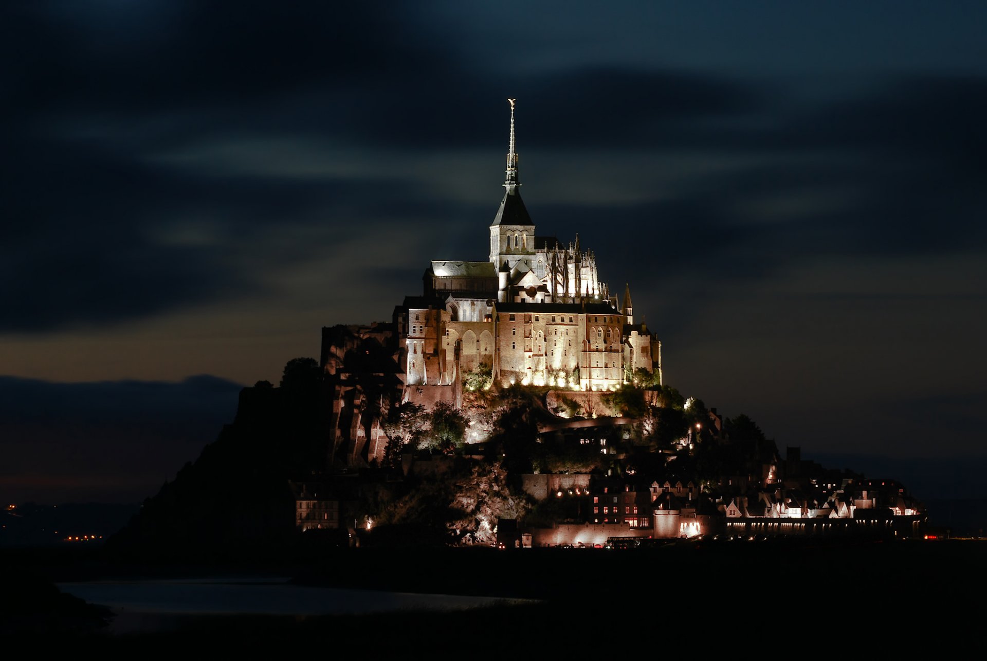 francja normandia wyspa skalista mont saint-michel noc podświetlenie światła