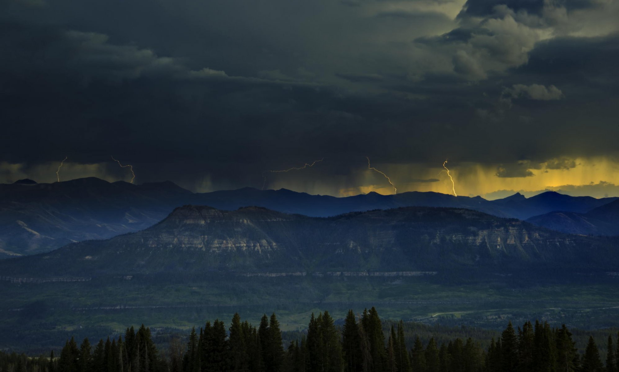 montañas paisaje tormenta relámpago