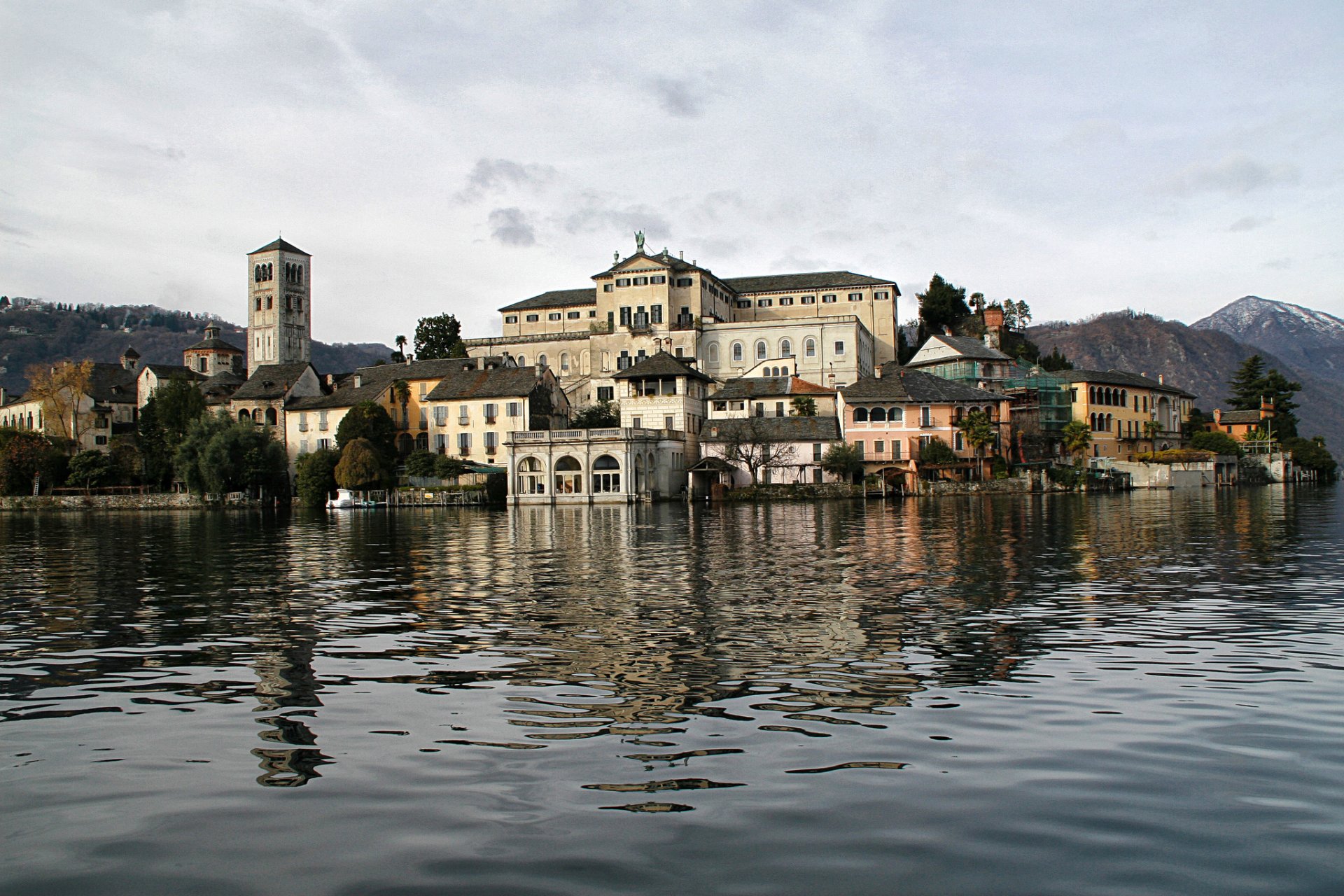 italia lago d orta isola di san giulio montagne alberi case torre cielo