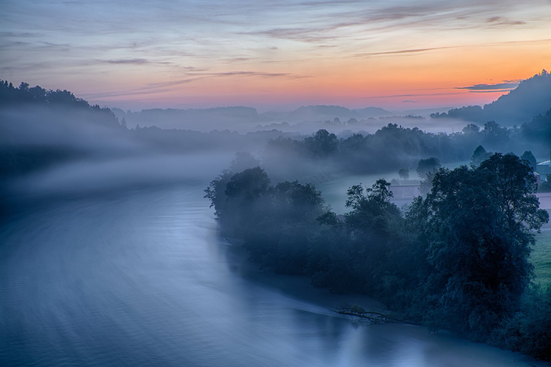 cielo montañas mañana niebla río casa árboles