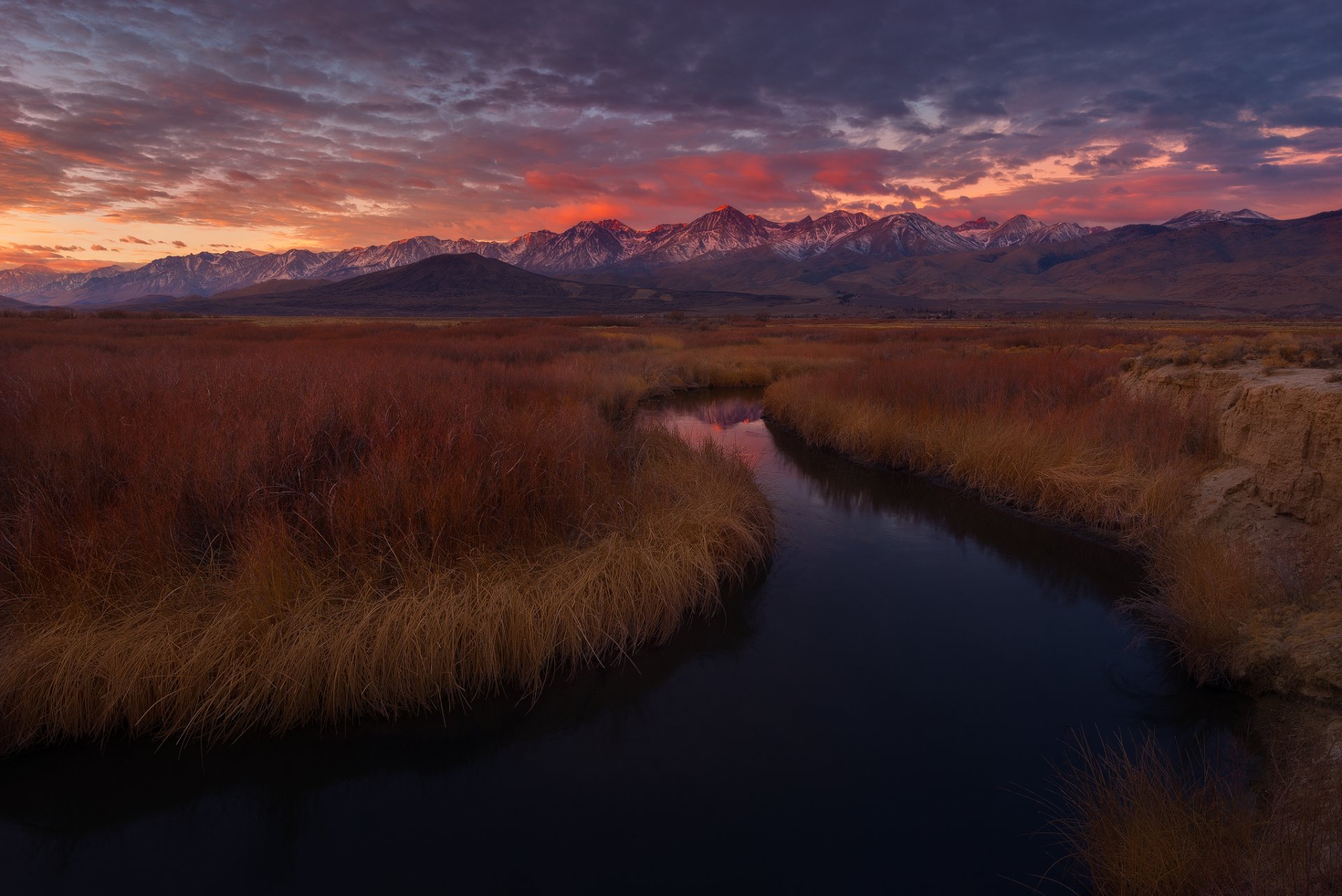 fiume montagne tramonto