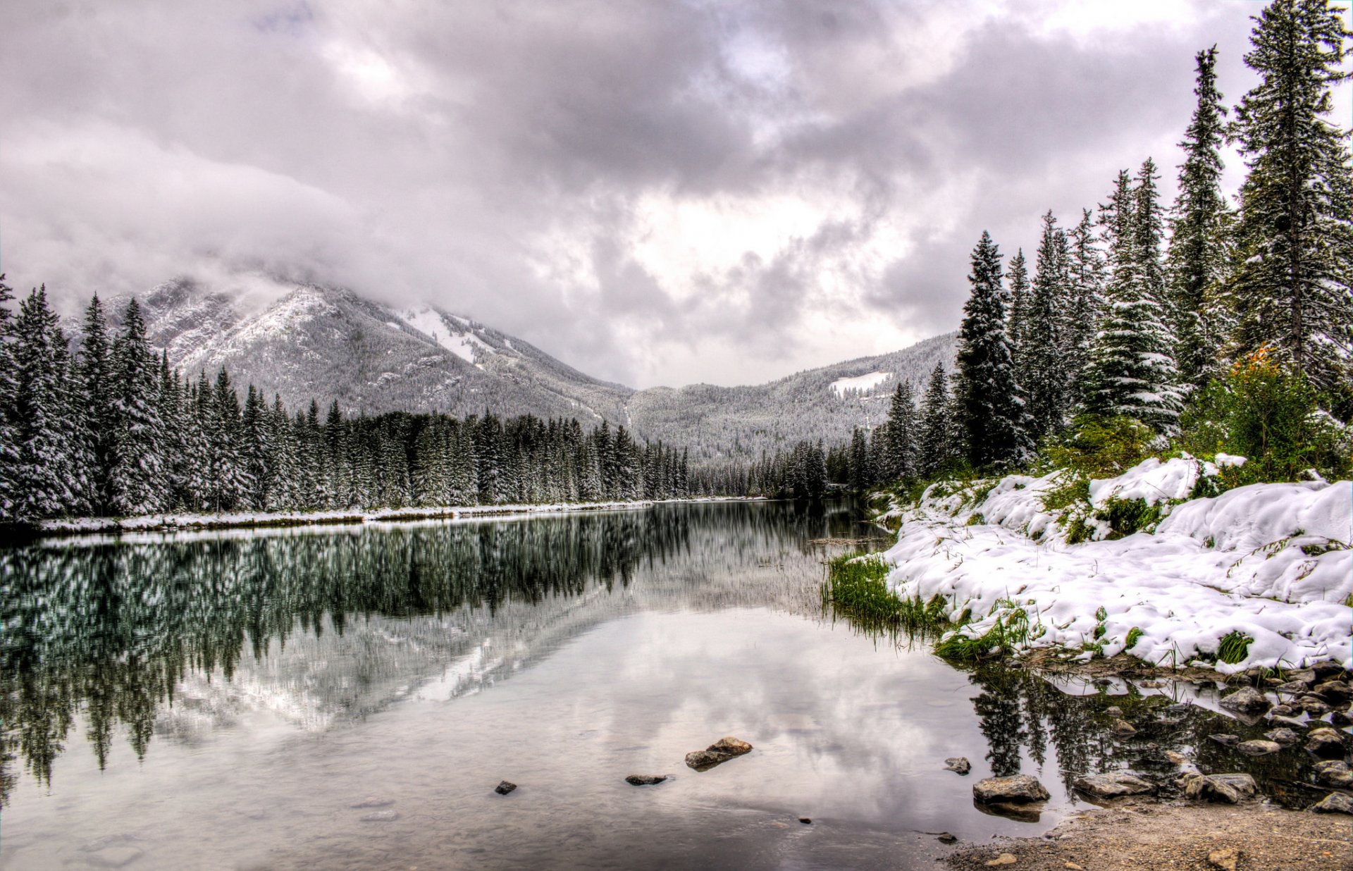 canada alberta montagnes lac eau réflexion arbres hiver neige nuages paysage nature