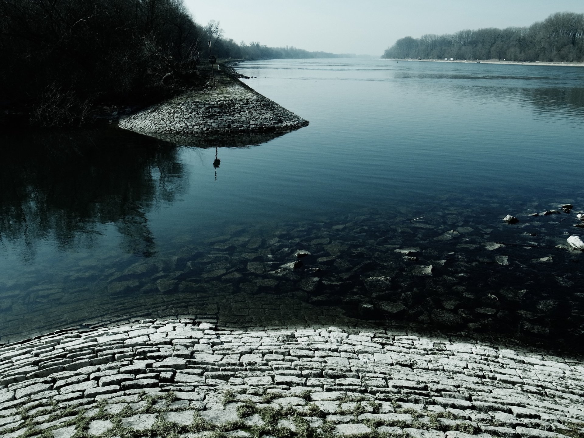 lac maçonnerie pavés route arbres pointeur