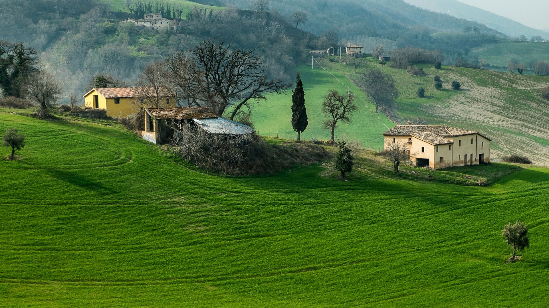 italia campania montañas colinas campo hierba árboles casa