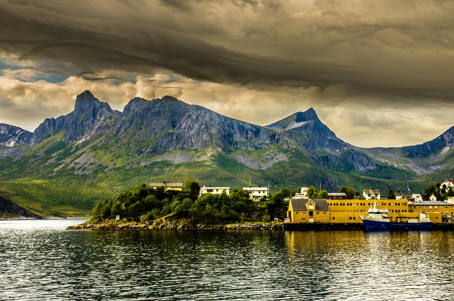 noruega bahía fiordo mar barco naturaleza montañas cielo nubes muelle casas árboles