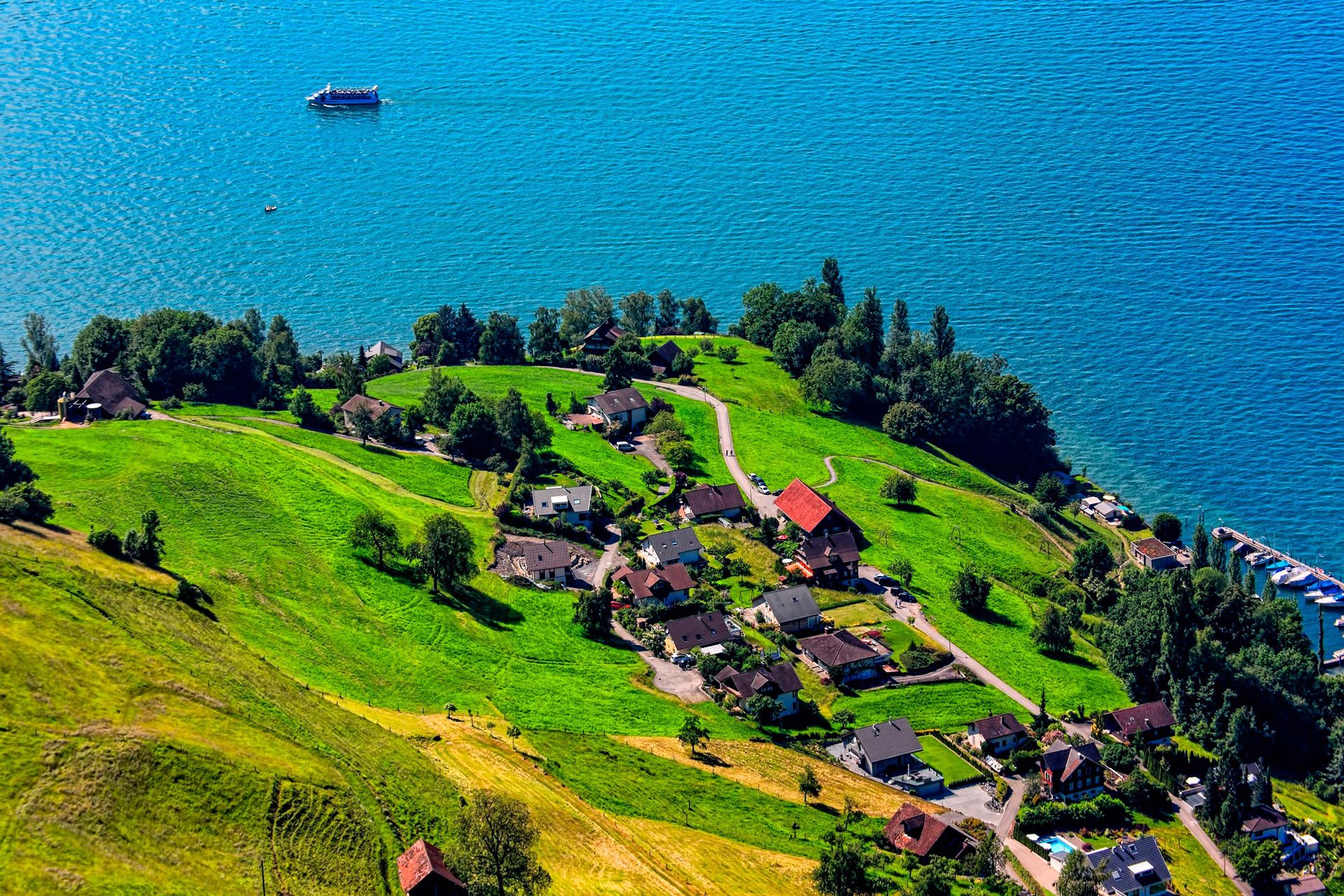 see schiff hügel berg gras bäume häuser