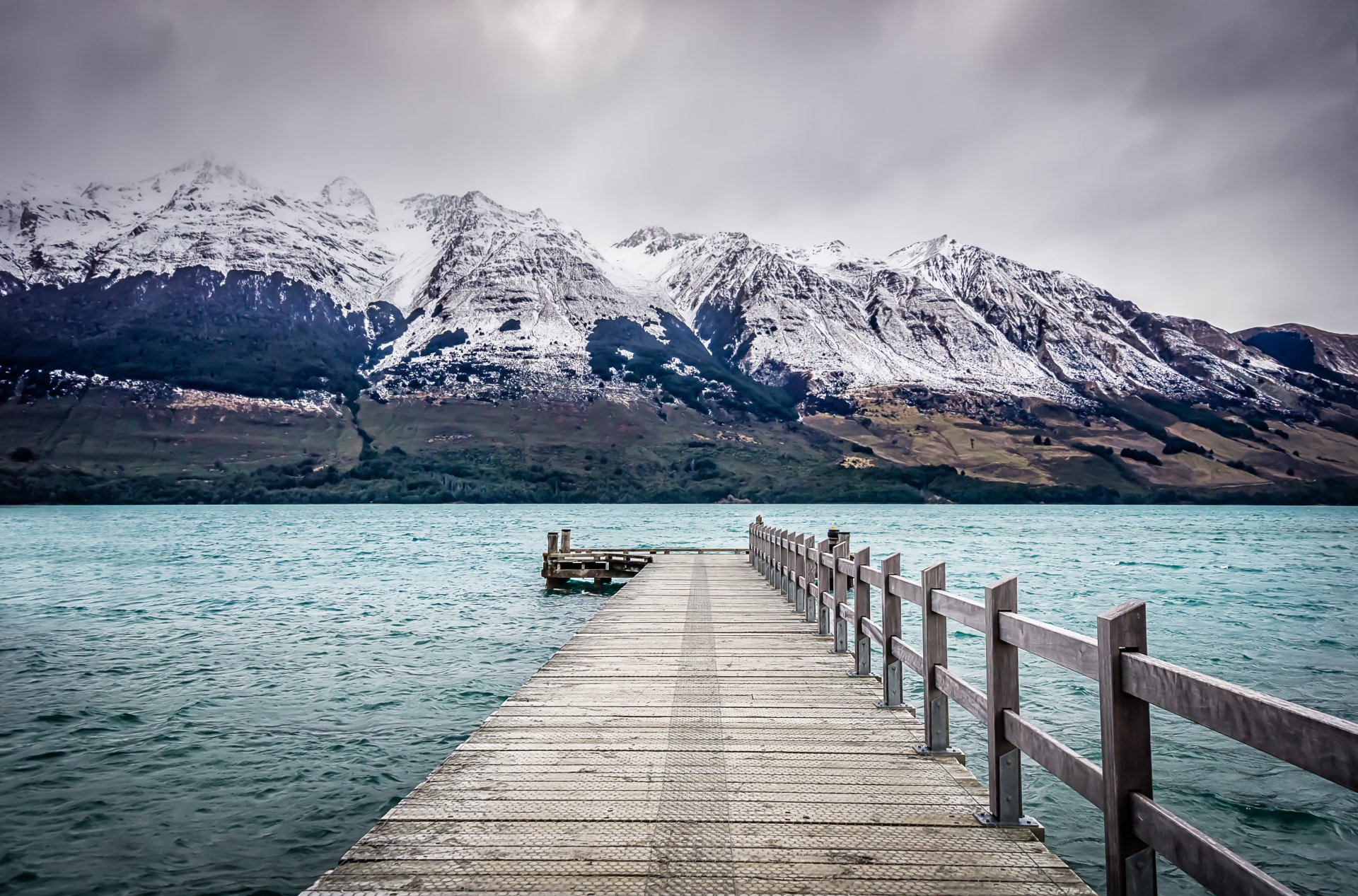 nuova zelanda glenorchy lago molo montagne talpa nuvole grigie temporale