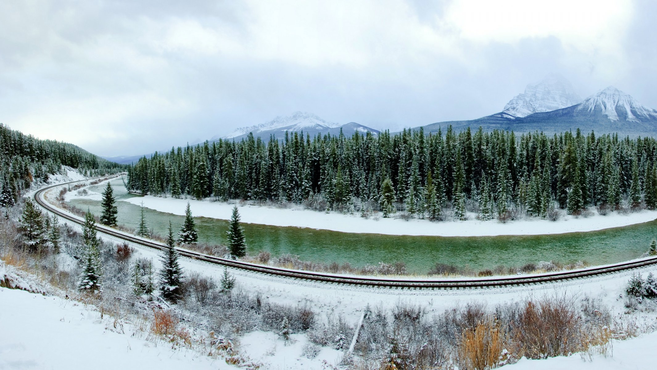 zima las góry śnieg drzewa panorama rzeka kolej kanada banff