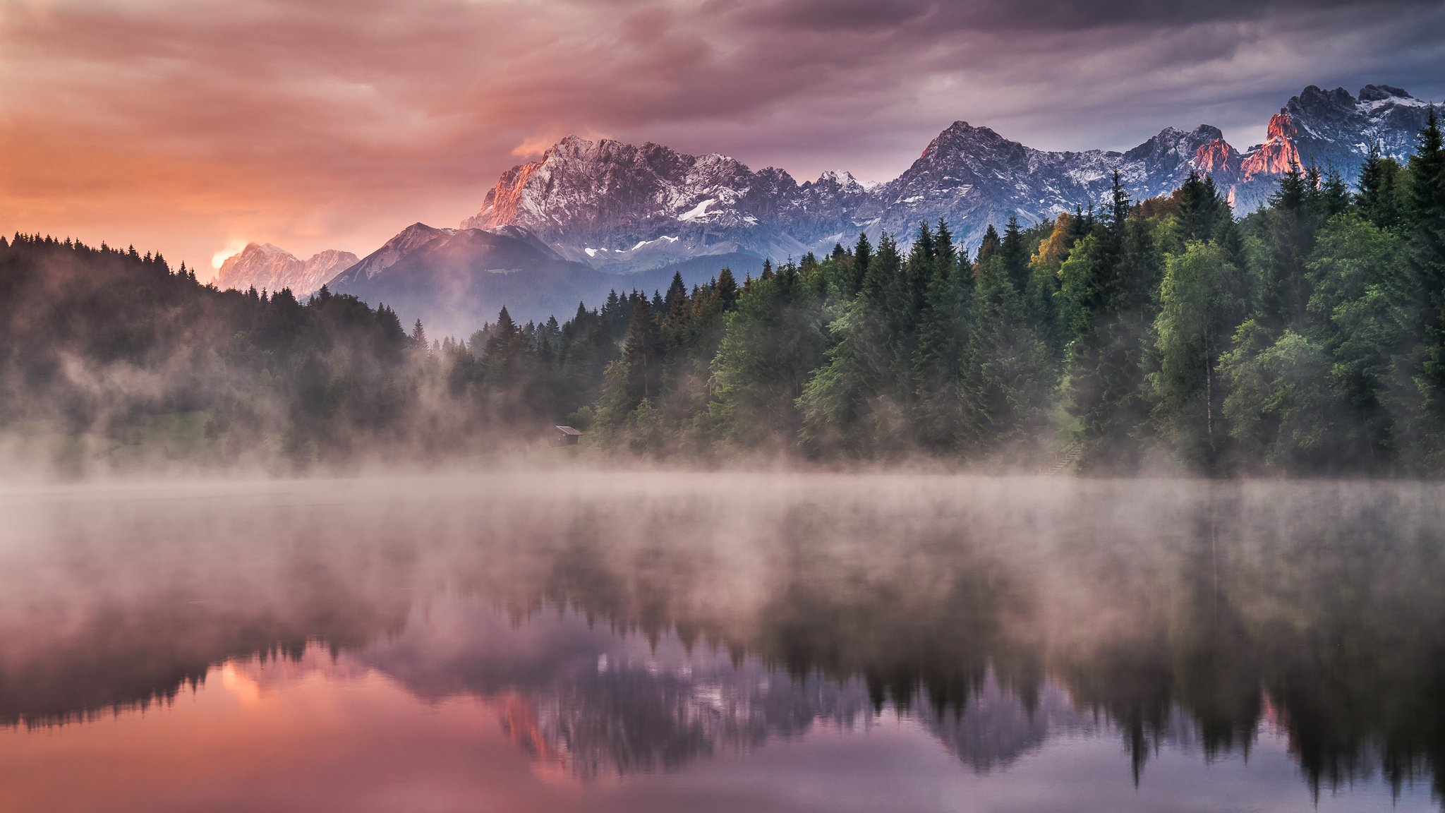 nature paysage montagnes arbres épinette forêt lac eau réflexion lever du soleil aube matin brouillard