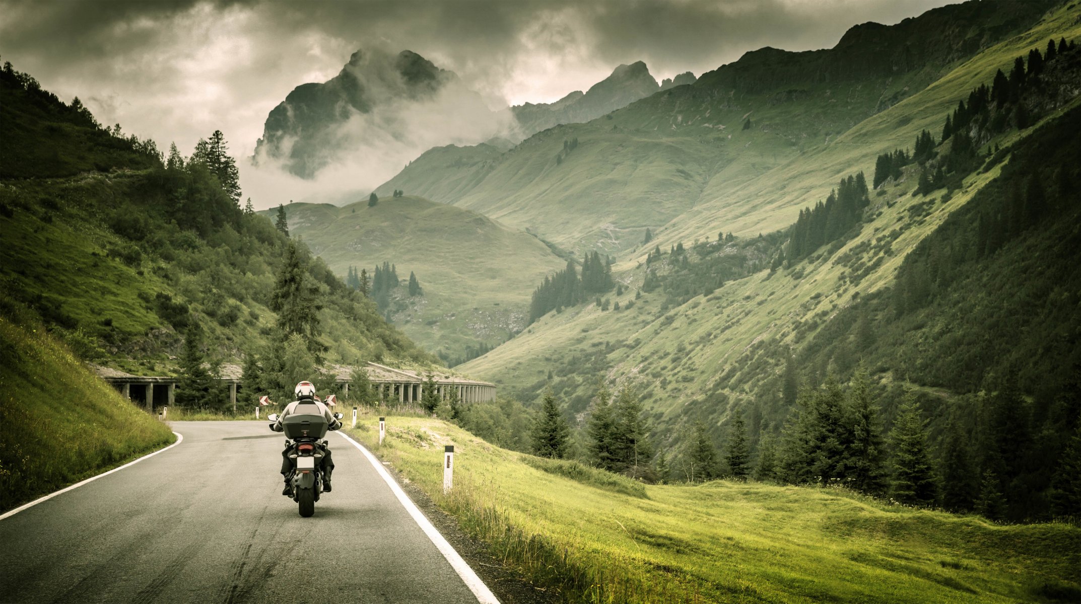 landschaft motorrad moto fahrrad biker fahrrad straße markierung natur wald gras rauchig nebel gehüllt berge vollgas reisen mein planet unschärfe bokeh tapete