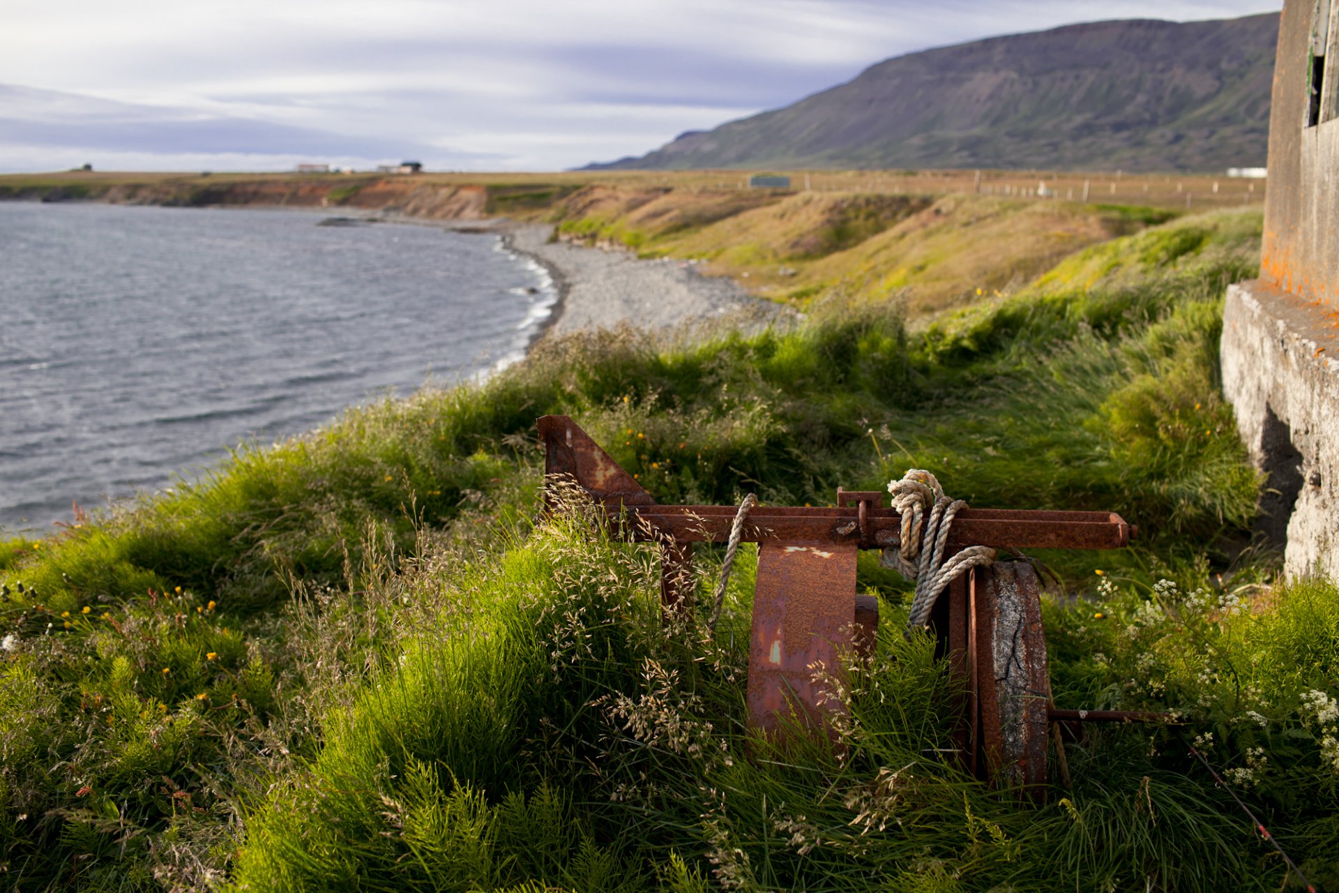 islande côte mer herbe construction fer corde