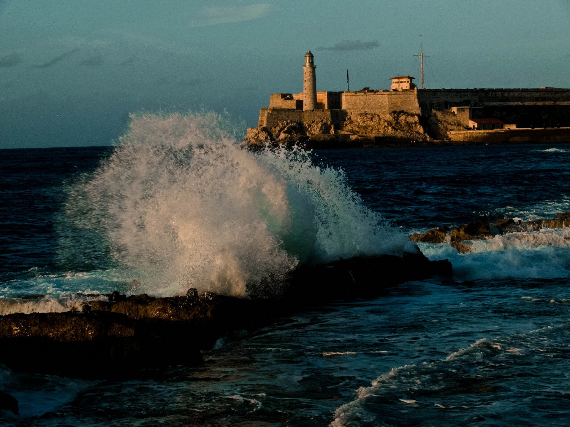 mare faro onde spruzzo