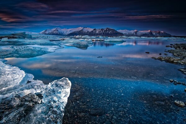 Sonnenuntergang am Fluss im winterlichen Island