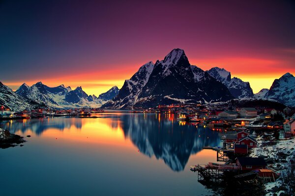 Amanecer en Noruega. Lago y montañas