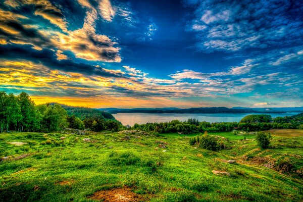 Paisaje puesta de sol sobre el valle y el lago