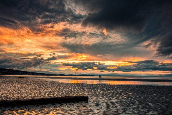 I due incontrano il tramonto in riva al mare