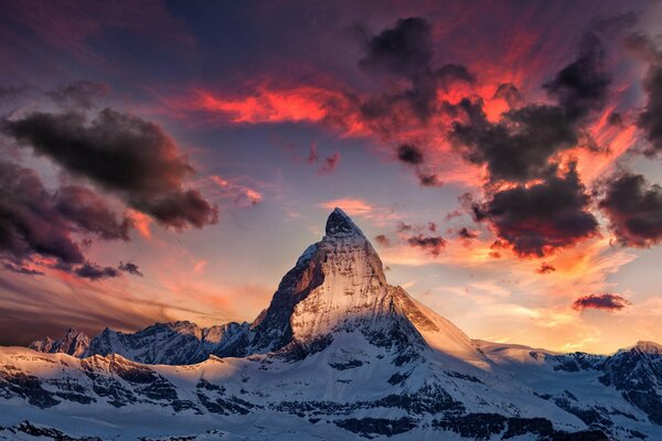 Belle aube dans les montagnes enneigées