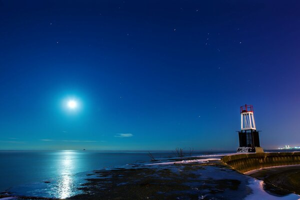 Die blaue Sonne erhellt das Meer