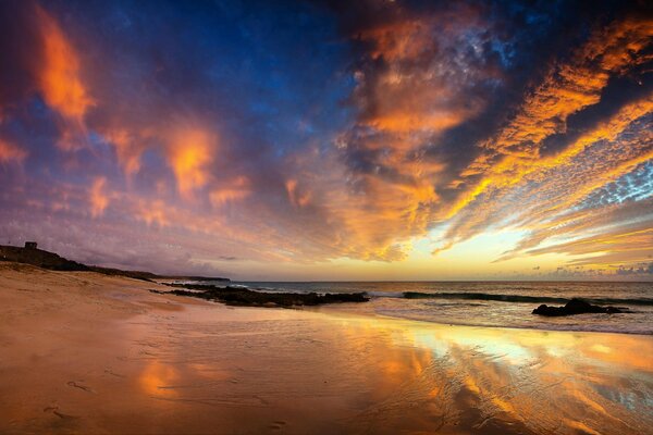 Reflejo en el agua. Playa al atardecer