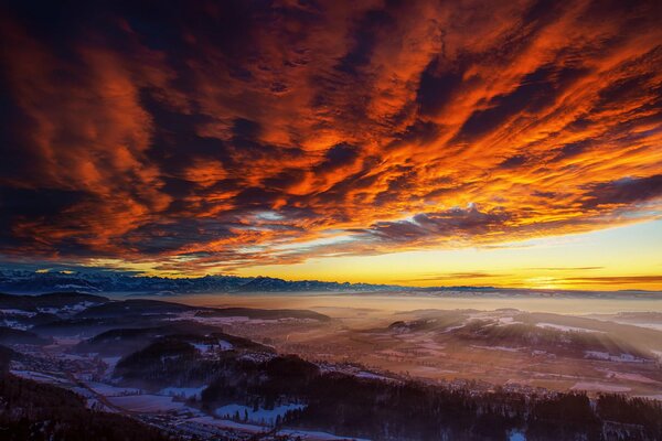 Der Himmel ertrinkt in einem Bergtal