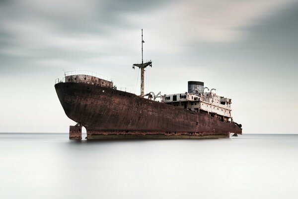 Paesaggio, nave fantasma sul mare