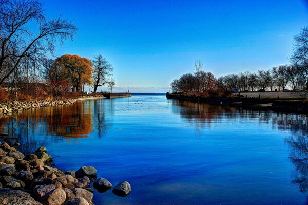 Autumn embankment going beyond the horizon