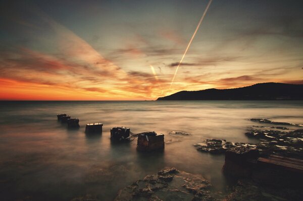 Costa rocosa de Ibiza bajo el sol Poniente