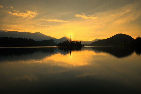 Paisaje amanecer en el gran lago