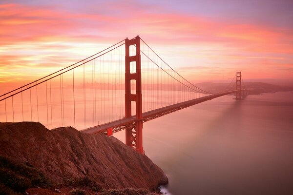 Most Golden Gate o zachodzie słońca