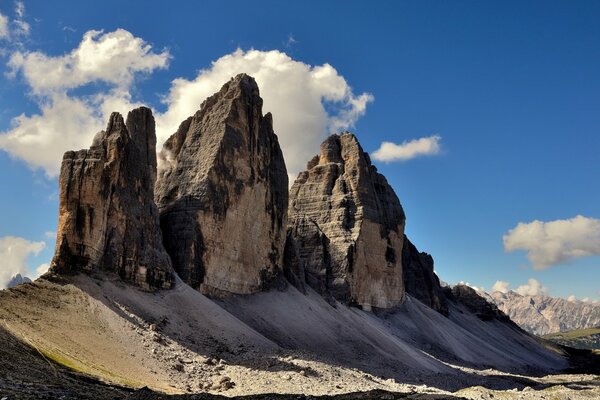 Tre graziose rocce su uno sfondo di cielo blu