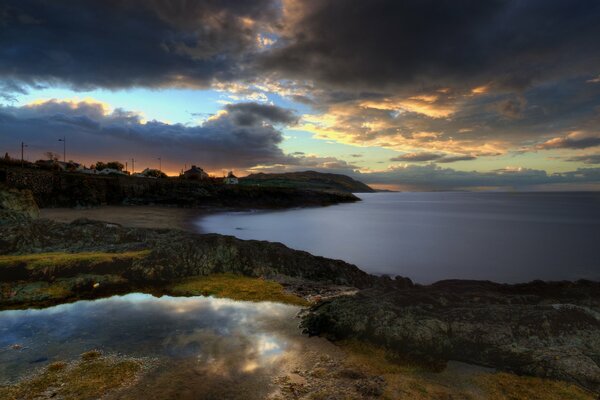 Paysage nuageux au-dessus de la colonie de personnes et de la mer