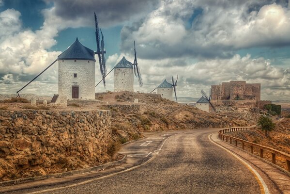 Una sucesión de molinos con Castilla la mancha