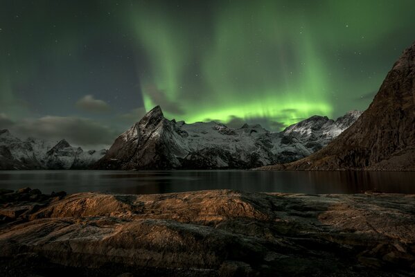 Aurora boreal sobre montañas en Noruega