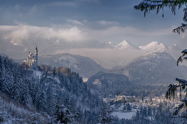 Der schneebedeckte Rand von Bergen und Burgen