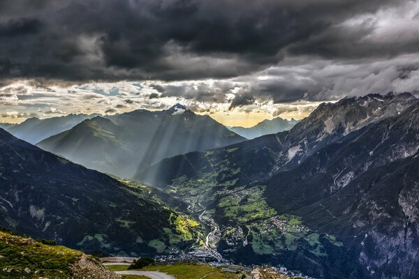 Berglandschaft mit Strahlen aus Wolken