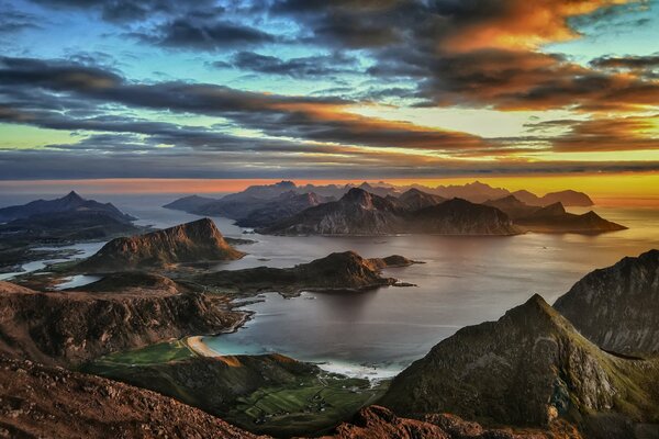 Îles Lofoten sur fond de coucher de soleil