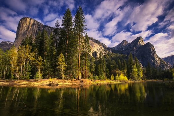 Naturaleza de montaña en el parque nacional de California