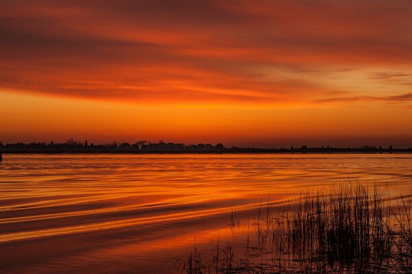 Schöne Fluss- und Sonnenuntergangslandschaft