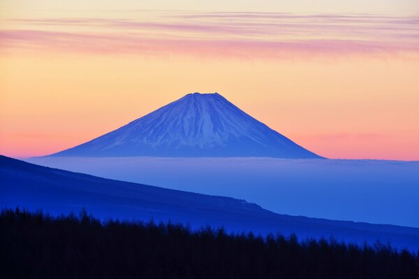 Von weitem kann man den Berg Fuji beim Sonnenuntergang sehen