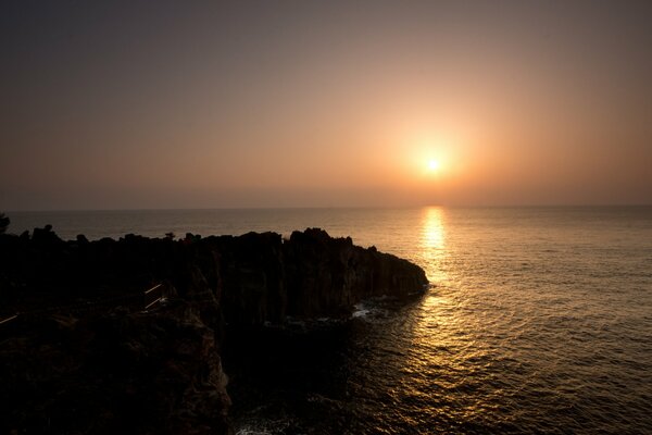 Sonnenaufgang Klippe des Meeres