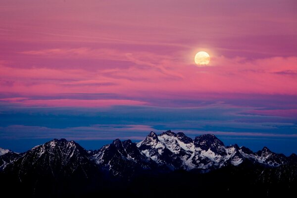 Montagnes alpines et coucher de soleil rose