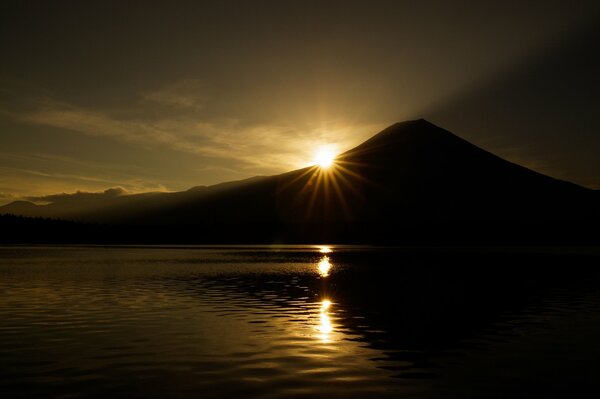 El sol se pone detrás de la montaña