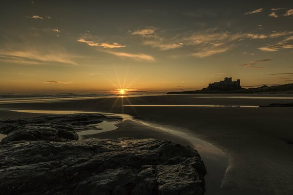 Tramonto al Castello di Northumberland in Inghilterra